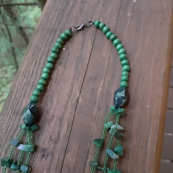 Beautiful Malachite Colored Necklace - Picture 2 of 4